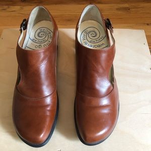 John Fluevog toffee Gracias pumps